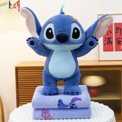 PLUSZOWA MASKOTKA STITCH Z KOCEM-40CM DLA DZIECI.