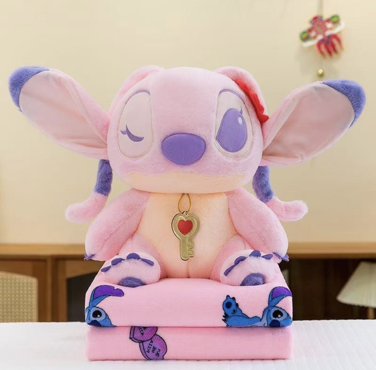 PLUSZOWA MASKOTKA STITCH Z KOCEM-40CM DLA DZIECI.