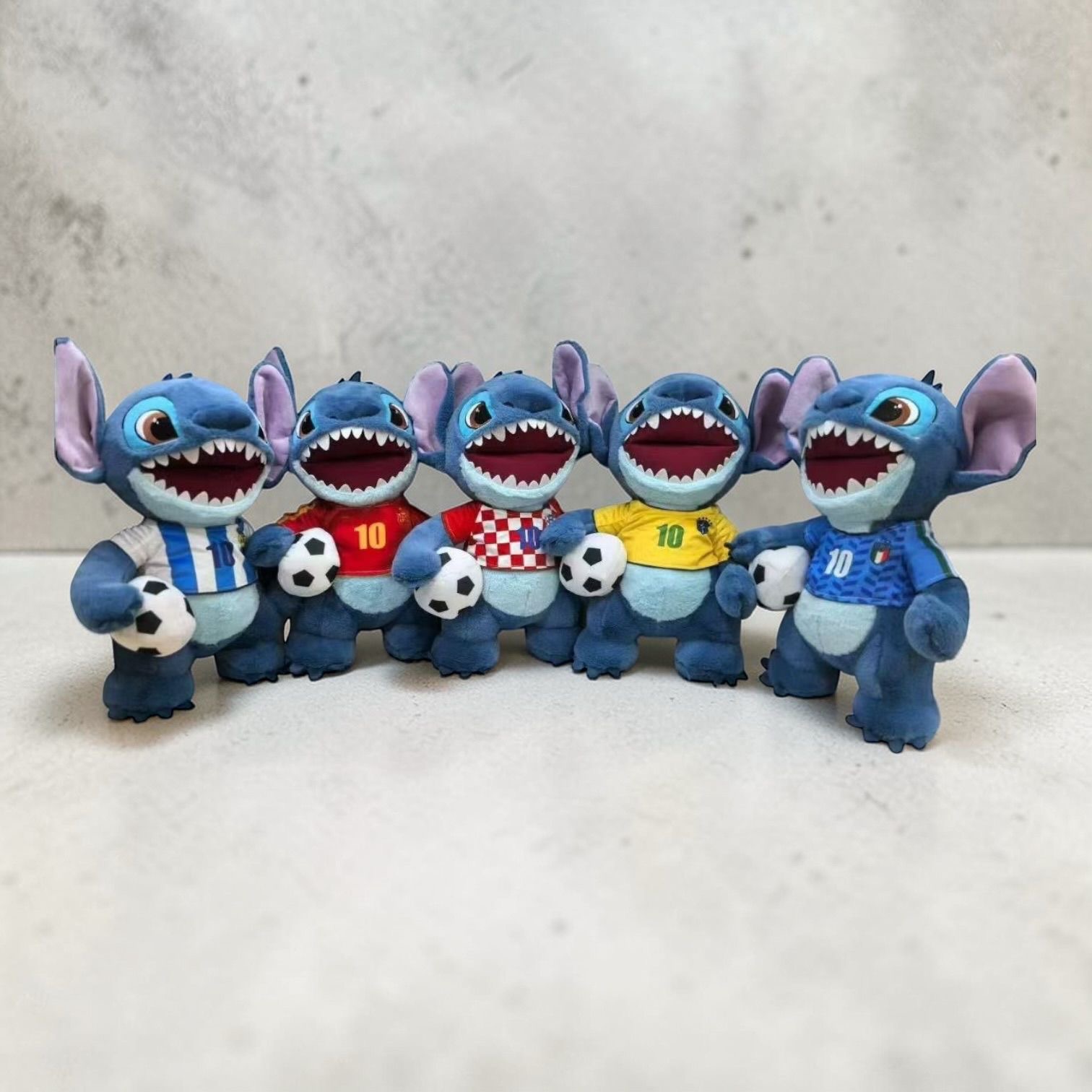 MASKOTKA PLUSZAK STITCH PIŁKARSKIE 35CM.