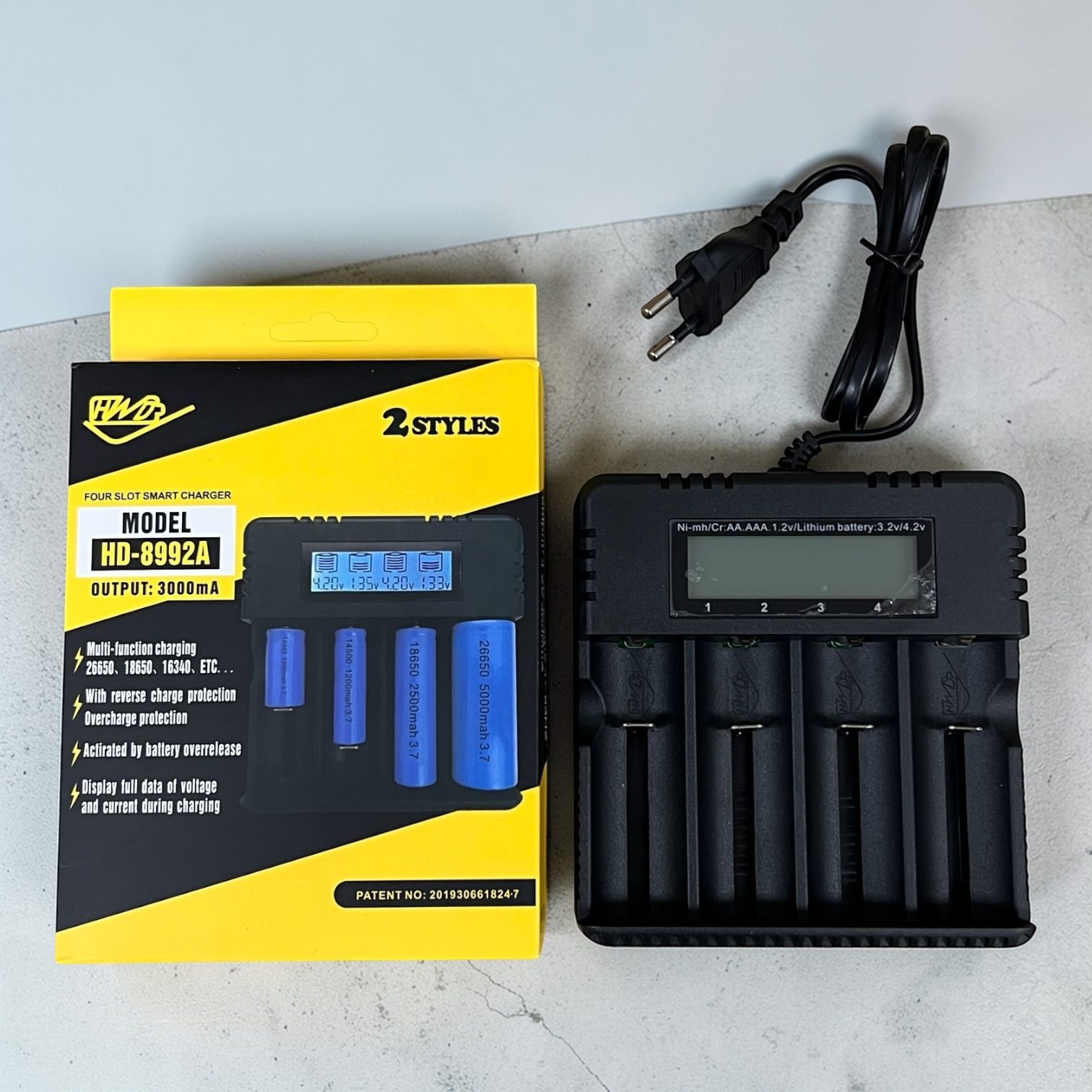 ŁADOWARKA DO AKUMULATORKÓW Z WYŚWIETLACZEM.