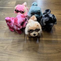 PIESEK NA BATERIE CHODZĄCY SZCZEKAJĄCY.