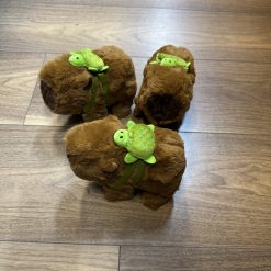 KAPIBARA NA BATERIE CHODZĄCY SZCZEKAJĄCY.