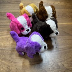 PIESEK NA BATERIE CHODZĄCY SZCZEKAJĄCY.