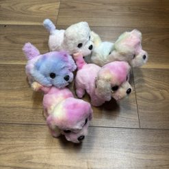 PIESEK NA BATERIE CHODZĄCY SZCZEKAJĄCY.