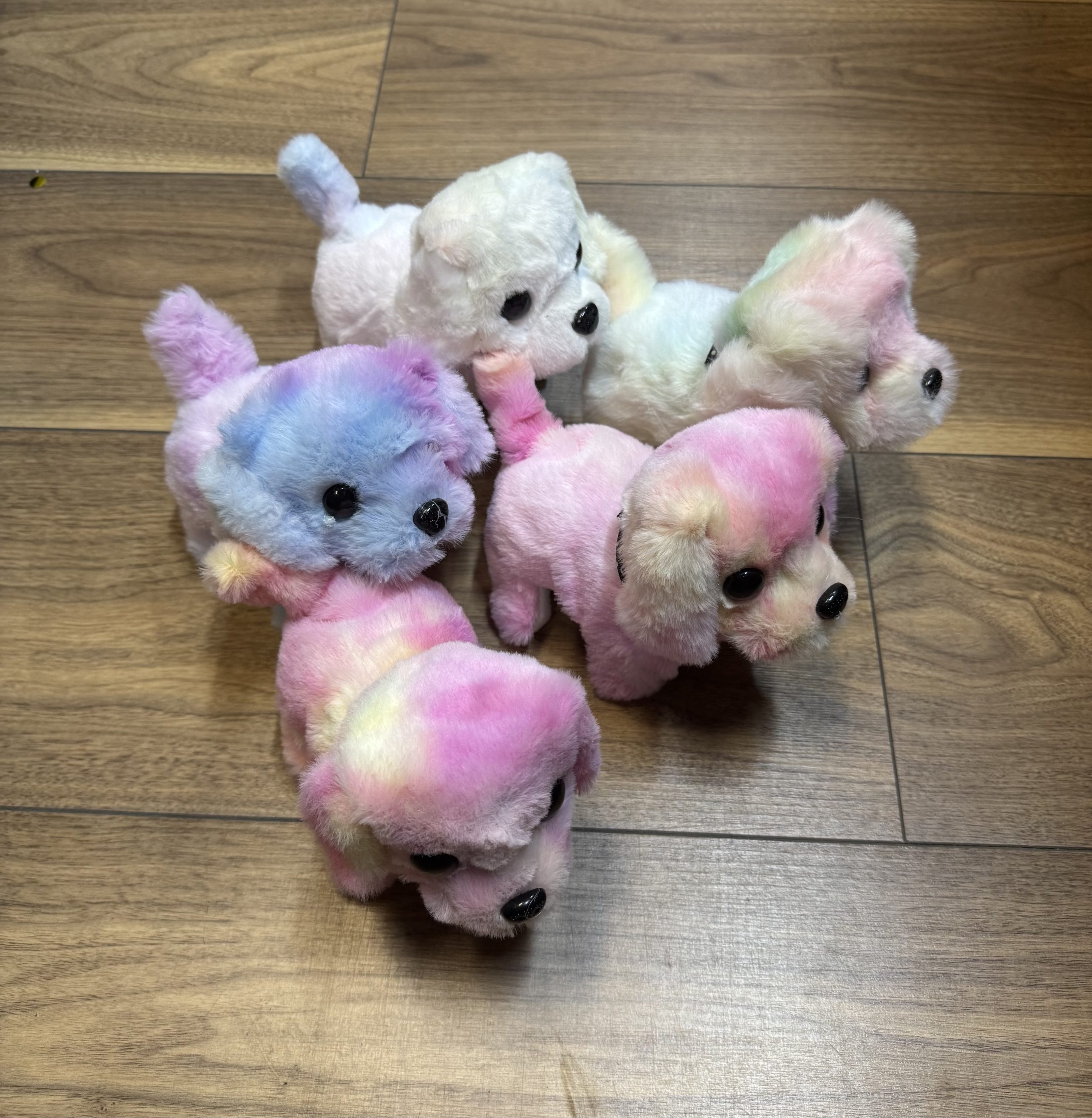 PIESEK NA BATERIE CHODZĄCY SZCZEKAJĄCY.