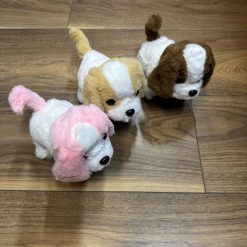 PIESEK NA BATERIE CHODZĄCY SZCZEKAJĄCY.