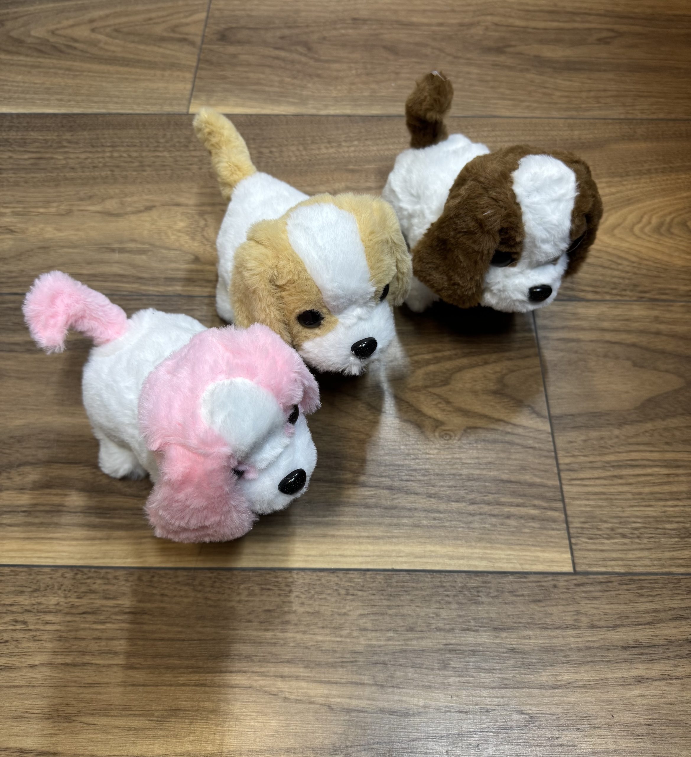 PIESEK NA BATERIE CHODZĄCY SZCZEKAJĄCY.