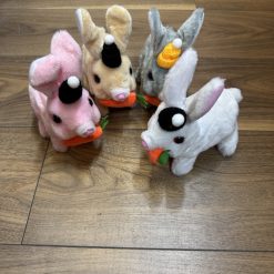 PIESEK NA BATERIE CHODZĄCY SZCZEKAJĄCY.