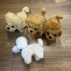 PIESEK NA BATERIE CHODZĄCY SZCZEKAJĄCY.