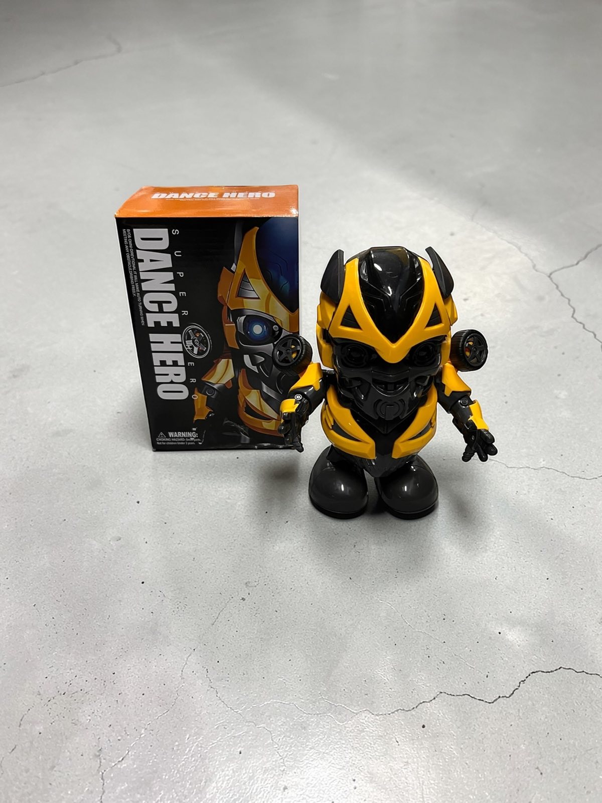 ZABAWKA IRON MAN TAŃCZĄCA MUZYKA I ŚWIECACE.