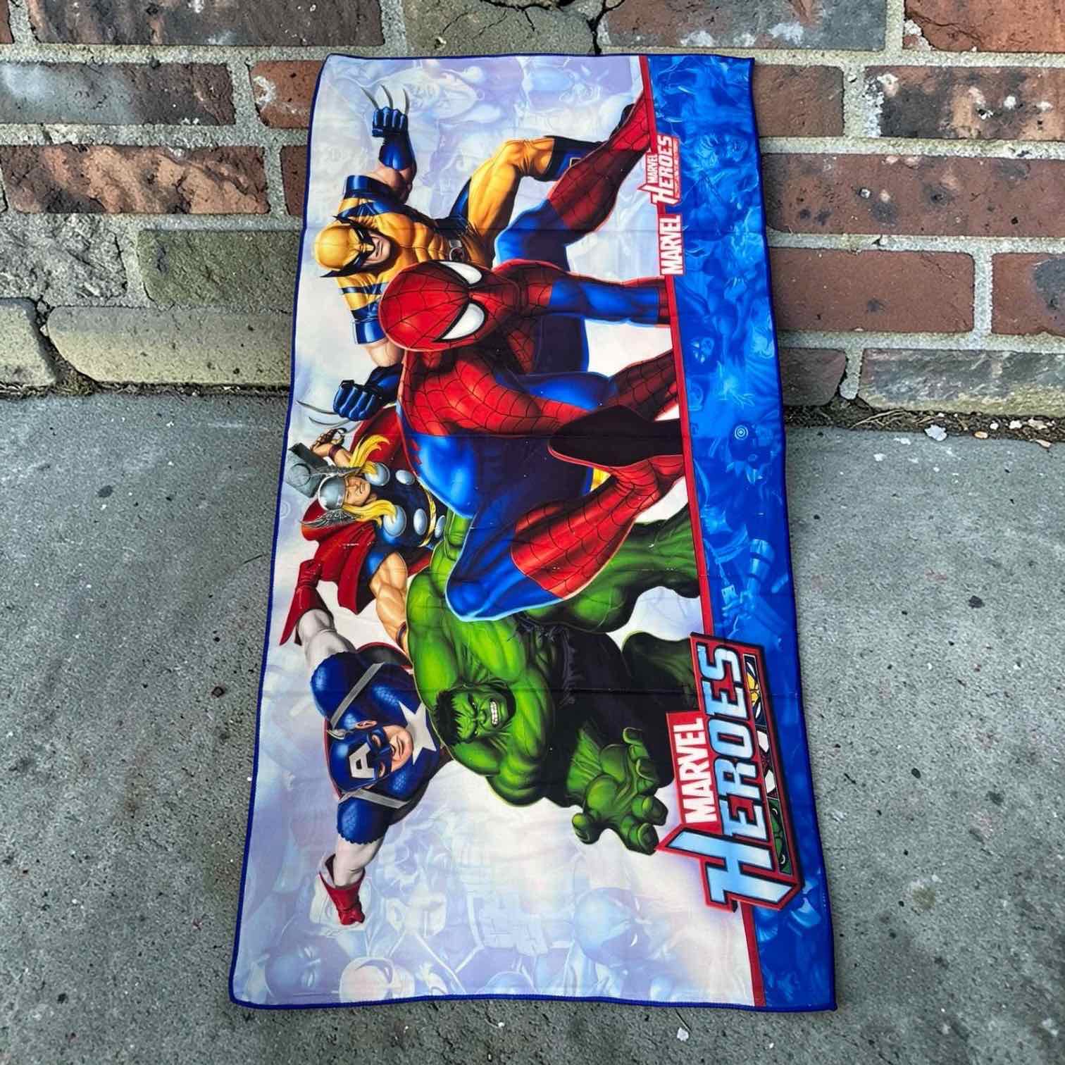 RĘCZNIK KĄPIELOWY HEROES MARVEL DLA DZIECI 70 x 140 CM.