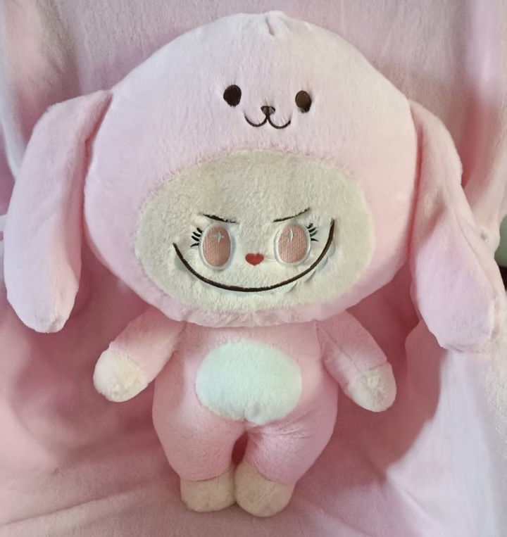 MASKOTKA PODUSZKA LABUBU Z KOCEM 3W1 50CM.