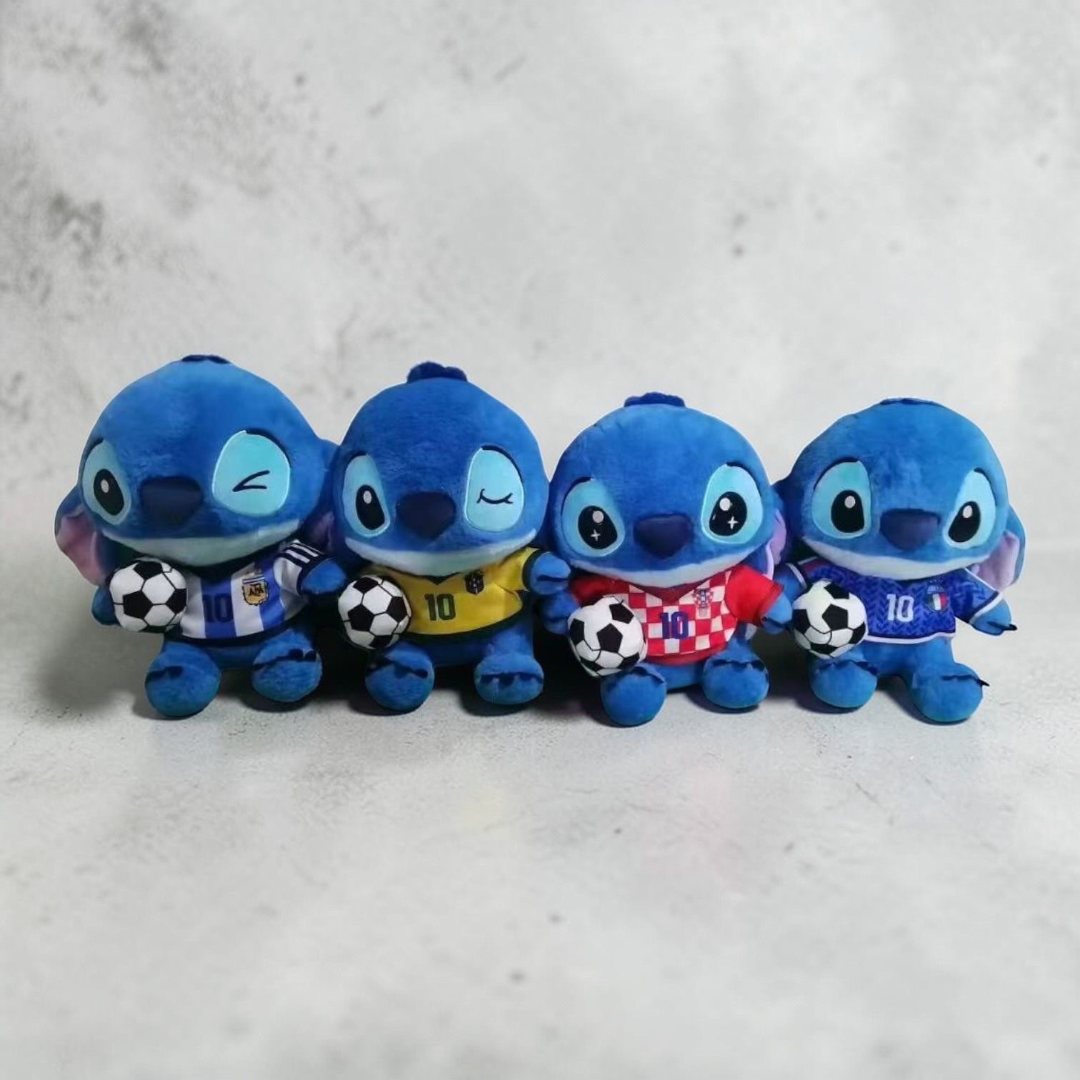 MASKOTKA PLUSZAK STITCH PIŁKARSKIE 25CM.