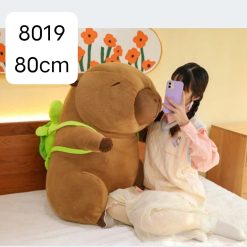 MASKOTKA PLUSZAK KAPIBARA Z PLECAKIEM ŻÓŁWIE 80CM.