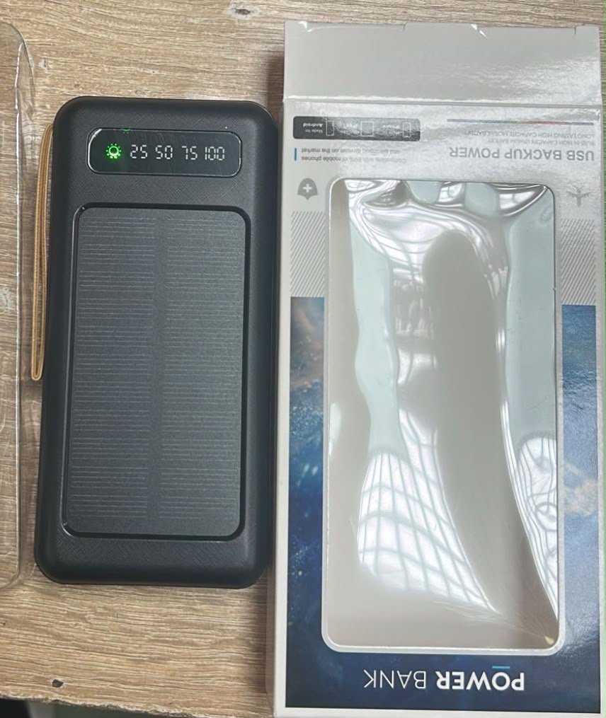 POWER BANK Z PANELEM SŁONECZNYM i WBUDOWANYMI KABLAMI. - obrazek 3